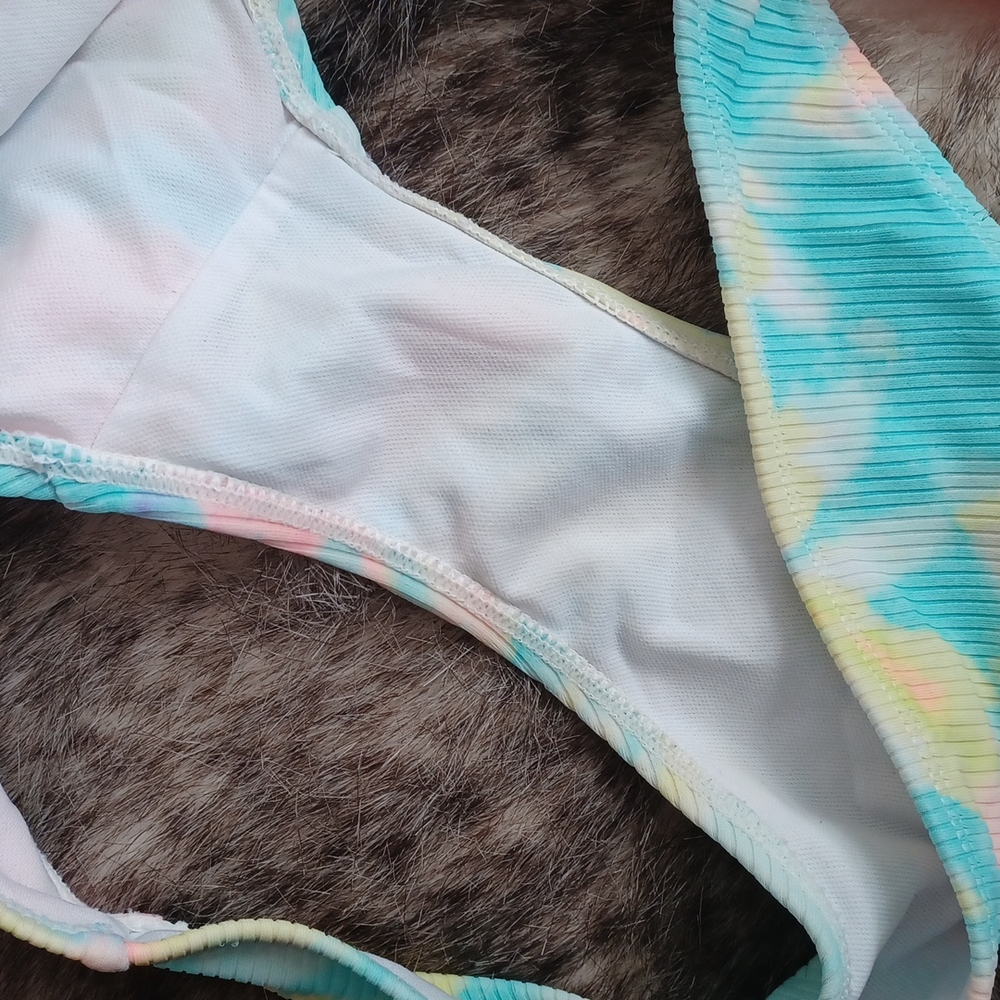 Bikini - Picture 8 of 10